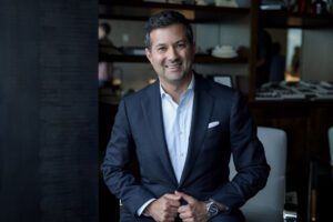 Ronnie Agami of Universal Diamonds assists clients with the ring purchase process.