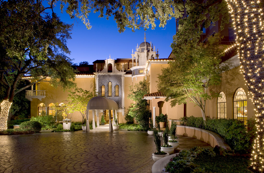 The original mansion, built 100 years ago, is the centerpiece of the hotel and houses the restaurant, wine cellar, bar and meeting spaces.